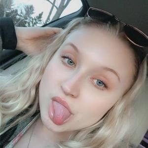 Meet your Posher, Alexia